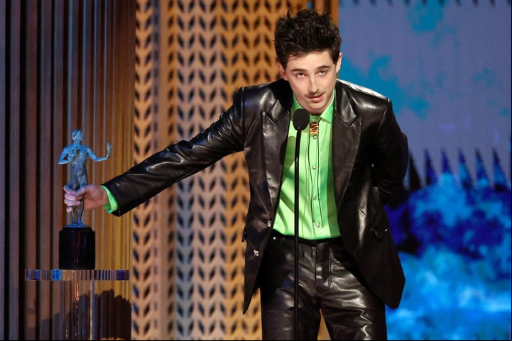 Algo estrafalario, Timothée Chalamet al agradecer su premio por "Un completo desconocido". Foto Reuters