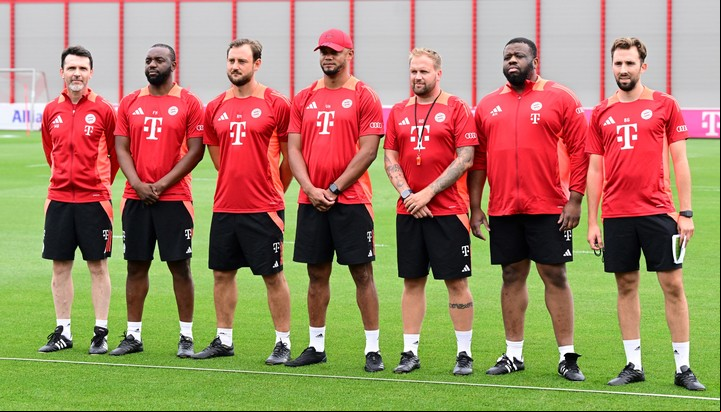 El entrenador belga junto a su equipo de trabajo en la presentación cómo nuevo técnico del Bayern Múnich. Foto: REUTERS / Angelika Warmuth.
