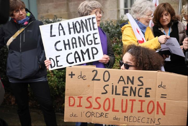 La gente protesta por los "25 años de silencio" del círculo cercano al acusado. Foto: AP