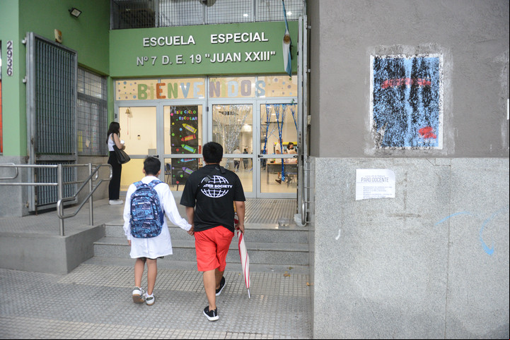 Inicio de clases este lunes en una escuela porteña. Foto: Luciano Thieberger.