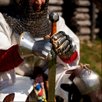Encontraron una inédita espada medieval: dónde estaba esta reliquia que recuerda a la leyenda de Excalibur 