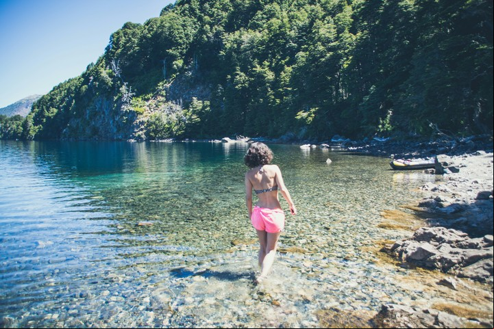 La arena volcánica le da a las playas de Moquehue una textura especial y un color característico. Foto: Unsplash.