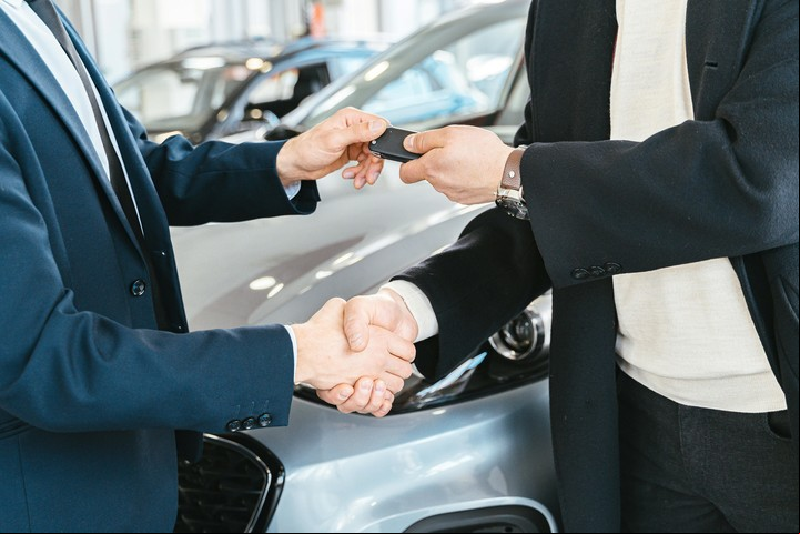 Desde 2024, ya no es obligatorio presentar el Certificado de Transferencia de Automotores. Foto: Pexels.