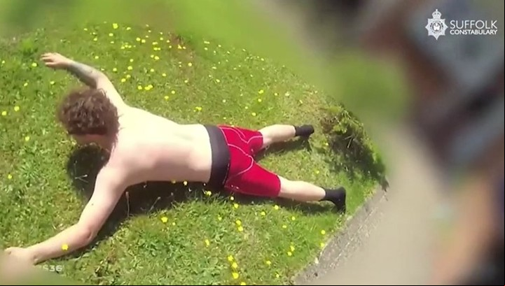 Logan Burnett es detenido y queda grabado con la cámara del chaleco policial. Captura de video Policía de Suffolk