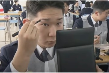 Una academia de policía de Japón enseña a sus agentes varones técnicas de maquillaje