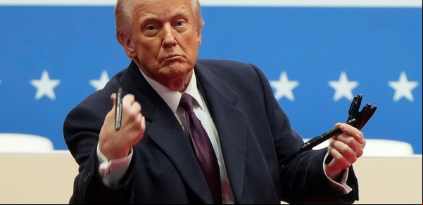 Donald Trump escala la guerra comercial: impone desde el 4 de marzo aranceles del 25% a México y Canadá, y a China del 10%, y desata una tormenta