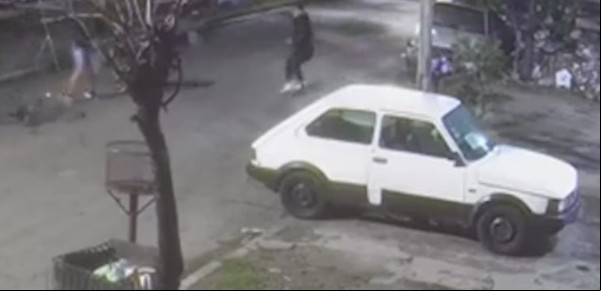 Motochorros balean a una pareja que iba al trabajo para robarles la bicicleta en Tres de Febrero: un joven herido