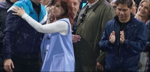 "Yo estoy para jugar fuerte": Cristina Kirchner reapareció en una cumbre K y dejó una amenaza para Axel Kicillof 