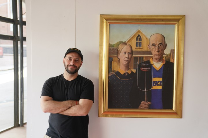 Bruno Acanfora junto a una de sus más reconocidas intervenciones. Se trata de "American Gothic", de Grant Wood.
Foto Emmanuel Fernández