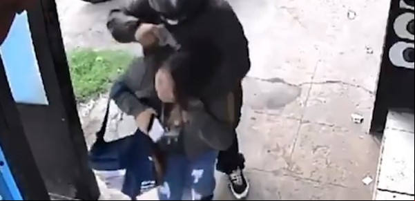 "Matala, matala": esperaba el colectivo en una "parada segura" en Merlo y motochorros le apuntaron en la cabeza para robarle el celular