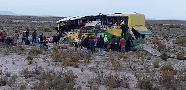 Choque de colectivos en Bolivia: 37 muertos, entre ellos niños, y más de 40 heridos