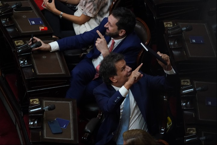 Facundo Manes se cruza con Santiago Caputo durante la apertura de sesiones en el Congreso. Foto: Emmanuel Fernández.