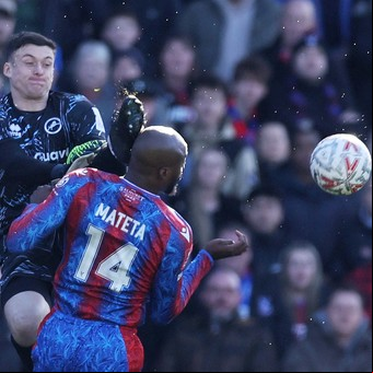 Roja directa: la criminal patada a la cara del arquero del Millwall contra el delantero del Crystal Palace Mateta por la FA Cup