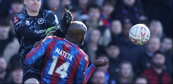 Roja directa: la criminal patada a la cara del arquero del Millwall contra el delantero del Crystal Palace Mateta por la FA Cup