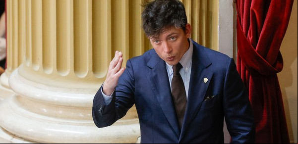 Milei blanqueó el poder de Santiago Caputo en el Gobierno y dijo que está por encima del jefe de Gabinete