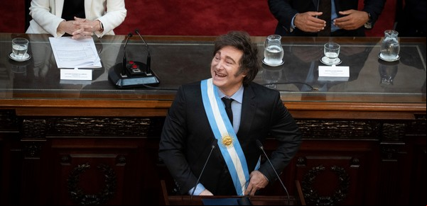 Acuerdo con FMI: economistas cuestionan el DNU y creen que tendrá costo político
