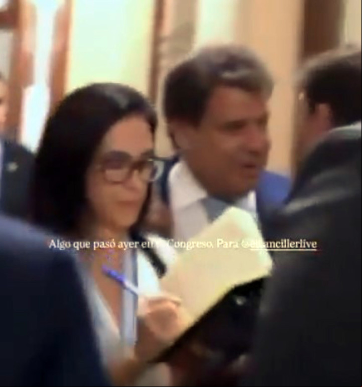 Jazmín Bullorini, periodista de Clarín, testigo del cruce de Santiago Caputo con Manes.