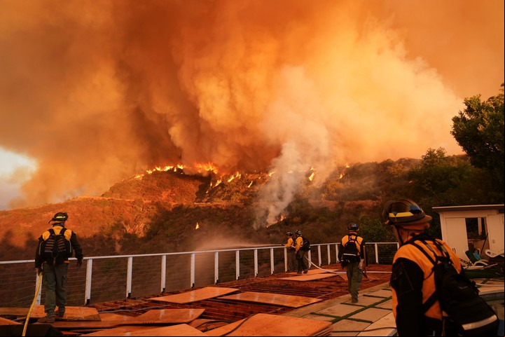 
Bomberos monitorean el incendio Palisades en enero de 2025, en Los Ángeles. Foto AP/Jae C. Hong