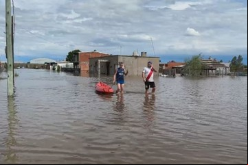 Dramático relato de un damnificado por las inundaciones en Zárate: "El agua de mi casa me llega casi al pecho, es la cuarta vez que pasa"