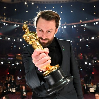 Cómo es Un dolor real, por la que Kieran Culkin ganó el Oscar, que llegó al streaming