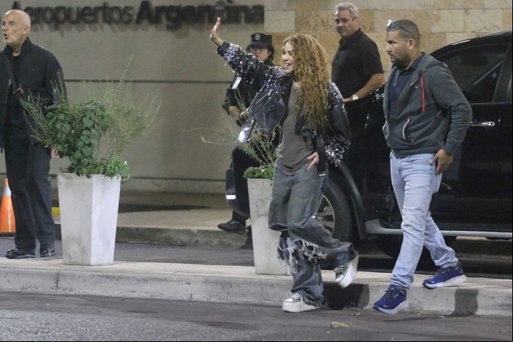 Shakira llegó a la Argentina tras cancelar sus shows en Chile. Foto: Movilpress