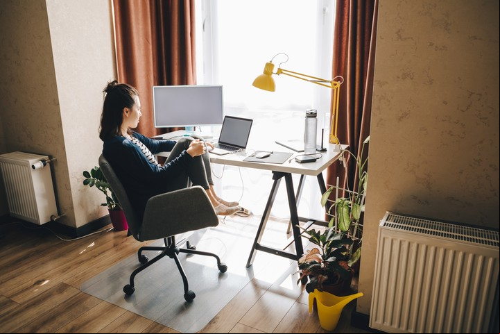 Contar con una mesa y una silla firme y con respaldo cuida de nuestra salud. En el Feng Shui representa la energía de la Tortuga. Foto: ilustración Shutterstock