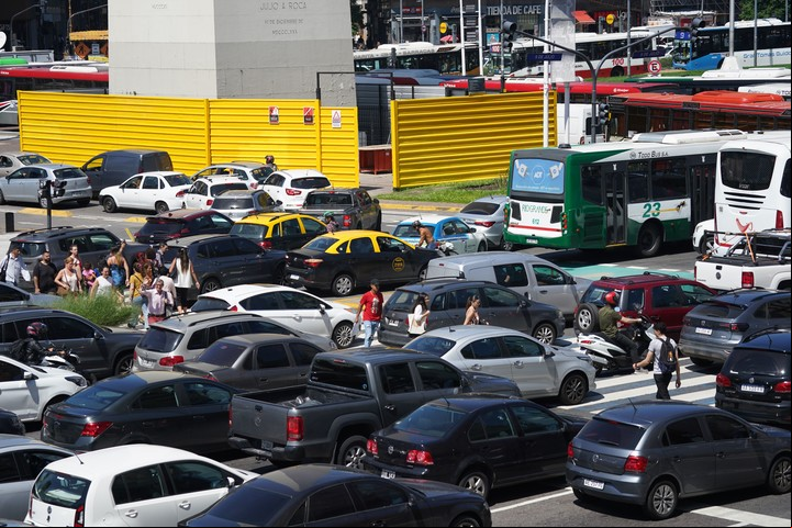 Colapso en el Obelisco. El apagón que afectó a 622.000 s afectó a los semáforos generó un caos de tránsito. Foto: Juano Tesone