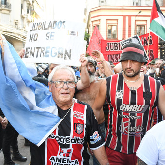 Tensión en una marcha de jubilados en el Congreso: intentos de corte y la presencia de la barrabrava de Chacarita