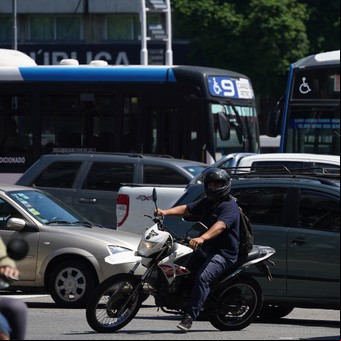 Sin subtes ni semáforos por otro corte de luz, las calles de Buenos Aires se transformaron en un caos para circular 