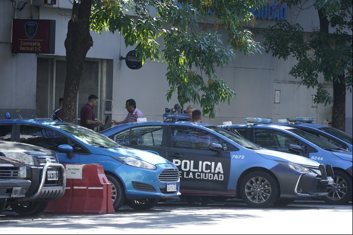 En la comisaria vecinal 1-c, en la avenida San Juan, se reforzó la seguridad por el apagón. Foto: Maxi Failla