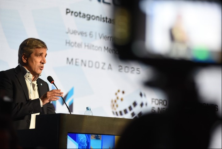 Luis Caputo compartió un foro empresario en Mendoza con Alfredo Cornejo. Foto Prensa Gobierno Mendoza
