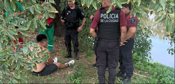 Hizo una mala maniobra para evitar chocar una moto y terminó cayendo con su auto en el Riachuelo: se salvó de milagro