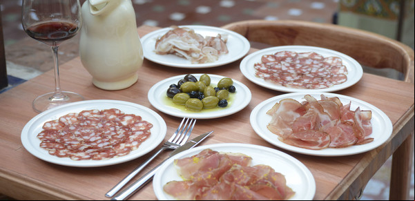 En Chacarita, un restaurante con patio español y manjares argentinos: morcillas y jamones caseros, tortas fritas y más