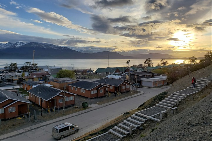 Puerto Williams, sobre el canal Beagle, se convirtió en ciudad en 2019: la más austral del mundo. Foto EFE/ Elvis González