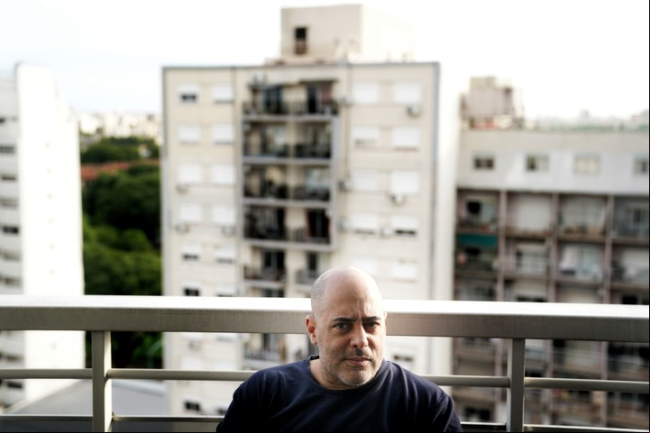 Sebastián Presta comenzó en tele haciendo producción, pero luego un sketch, "Kitsch", lo hizo pasar enfrente de cámaras. Foto: Emmanuel Fernández