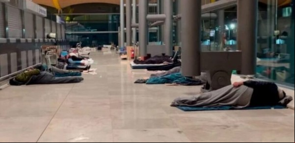Un argentino vive desde hace cinco meses en el aeropuerto de Barajas junto a otros 500 inmigrantes