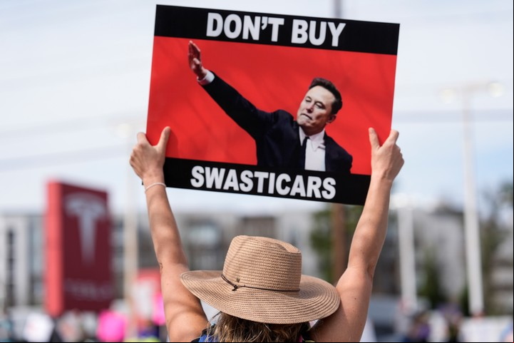 Una protesta contra Tesla, la fábrica de autos eléctricos de Elon Musk, en Decatur, Georgia, en marzo. Foto: AP