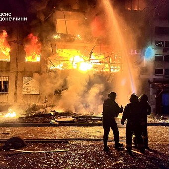 Devastadores ataques rusos dejan más de 20 muertos en Ucrania mientras Estados Unidos recorta la ayuda a Kiev 