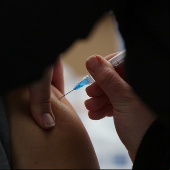 A 5 años de la pandemia, quiénes deben vacunarse hoy contra el Covid y cuáles son las opciones