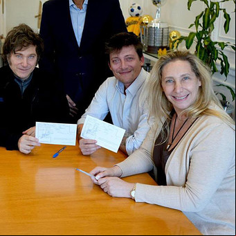 Buscan frenar la interna entre Karina Milei y Santiago Caputo, pero siguen los tironeos por el armado político y el PAMI