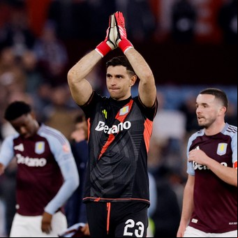 Dibu Martínez, ausente en el Aston Villa: por qué el arquero argentino se quedó afuera del duelo ante Brentford por la Premier League 