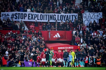 Los hinchas de los equipos de la Premier League están en llamas y se paran de manos contra los patrones de los clubes