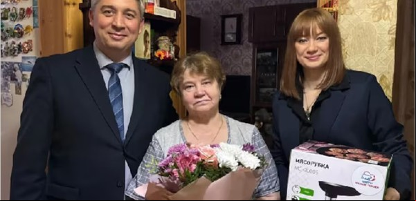 De mal gusto: regalan picadoras de carne a madres de soldados rusos muertos en Ucrania