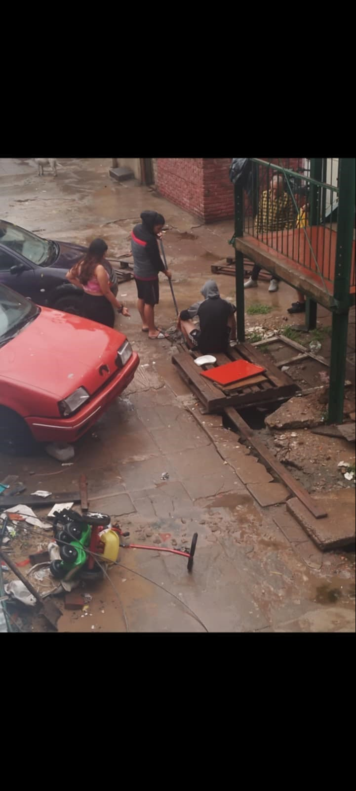Jóvenes del barrio construyendo cámaras y colocando caños nuevos.