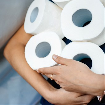 La razón detrás de dejar un rollo de papel higiénico en el freezer: para qué sirve y cómo implementar este truco viral