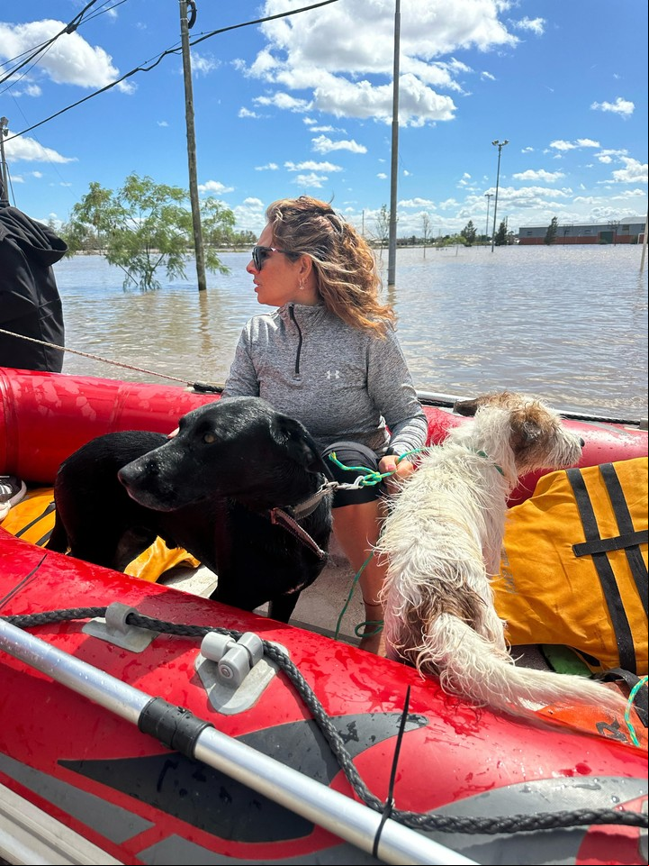 El equipo de trabajo de la fundación rescatando animales.