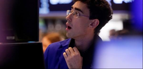 Wall Street siguió en rojo, pero acciones y bonos argentinos mejoraron por efecto del DNU del FMI