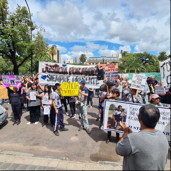 El padre de Kim Gómez encabezó una protesta por inseguridad en la puerta de la Gobernación en La Plata