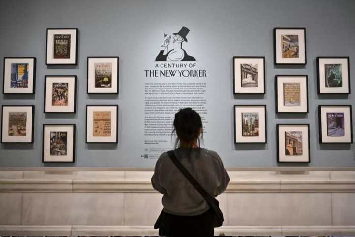 Una persona contempla la expoción "Un siglo del New Yorker" en la biblioteca pública de Nueva York, el 6 de marzo de 2025 © ANGELA WEISS / AFP