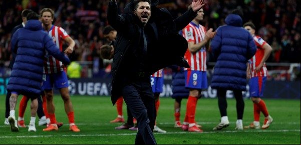 Diego Simeone hizo una encuesta en plena conferencia de prensa por el polémico penal de Julián Álvarez: "Nadie levanta la mano eh..."